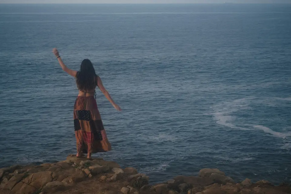 Flying dress photoshoot: an example frame from the portfolio